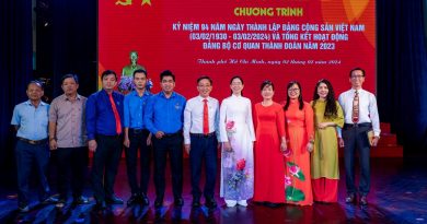 Chi bộ Trường Đoàn Lý Tự Trọng nhận khen thưởng trong dịp kỷ niệm 94 năm ngày thành lập Đảng cộng sản Việt Nam.